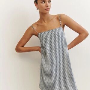 Reformation Aubree size XSPhoto is showing style. My dress is vertical stripes.